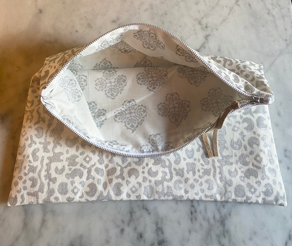 Carry All Pouch<br> Grand Suzani<br> Silver Leaf